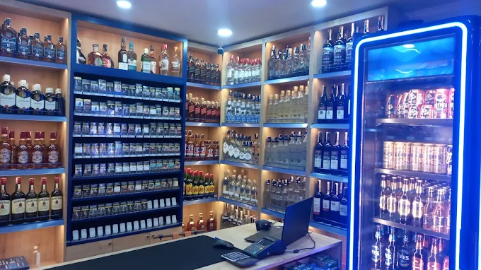 Koşuyolu Tekel iç mekânı: düzenli raflar, kasa ve soğutucu dolap